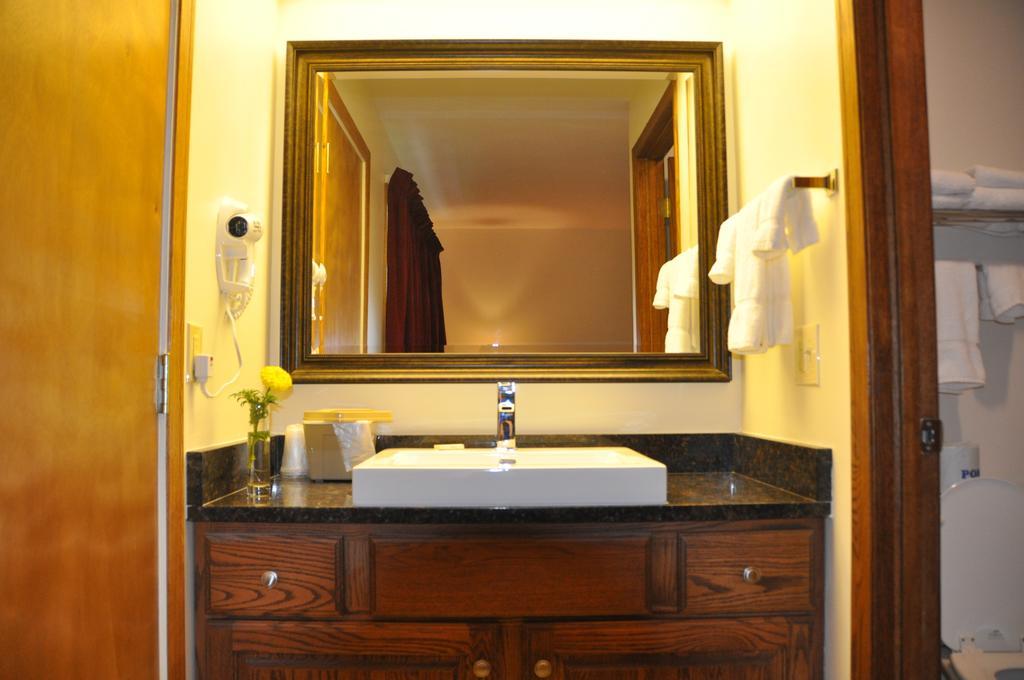 Shepherd Mountain Inn & Suites Pilot Knob 部屋 写真