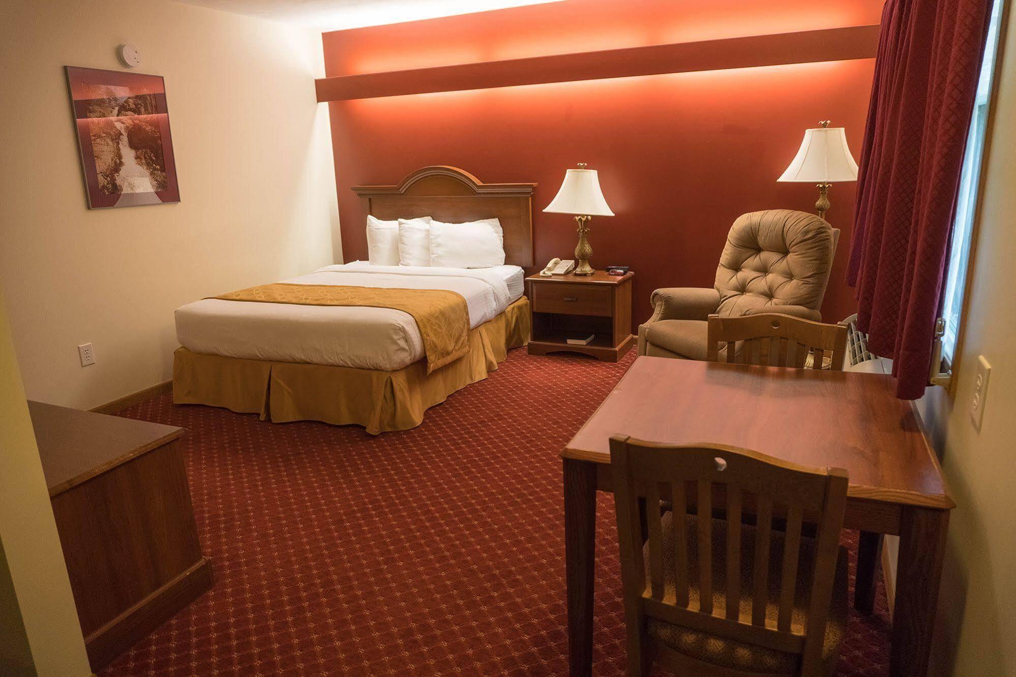 Shepherd Mountain Inn & Suites Pilot Knob エクステリア 写真