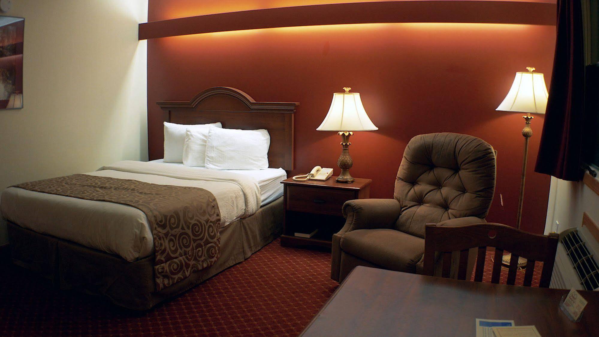 Shepherd Mountain Inn & Suites Pilot Knob エクステリア 写真