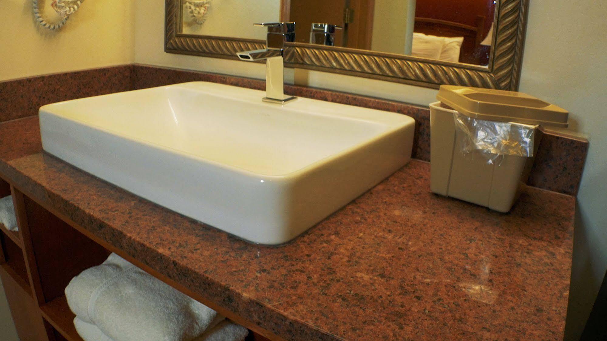 Shepherd Mountain Inn & Suites Pilot Knob エクステリア 写真