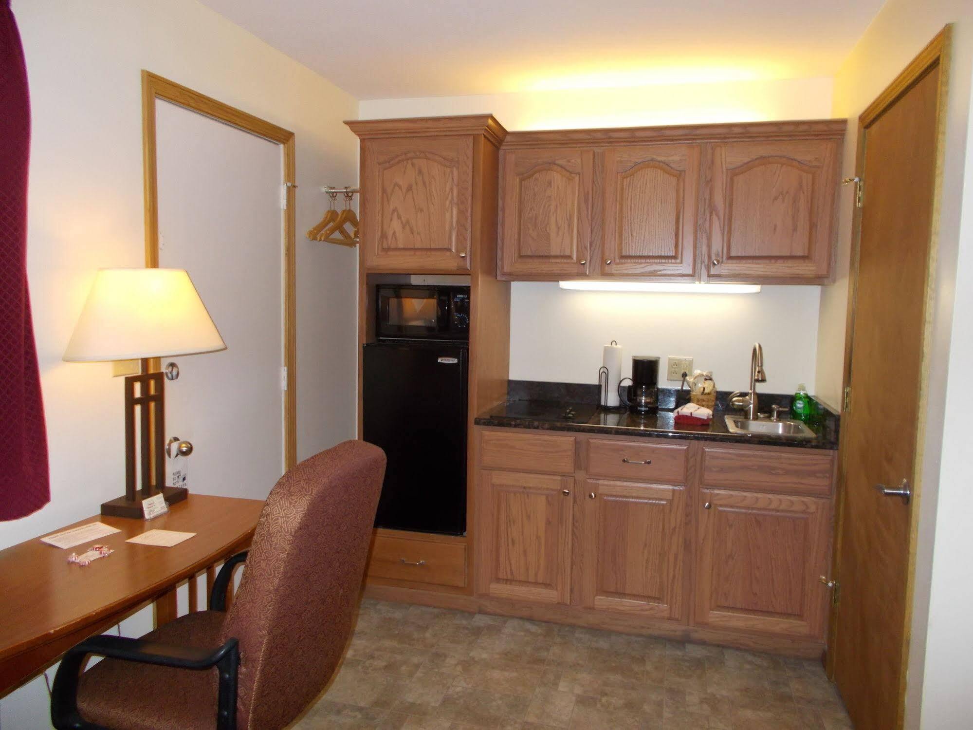Shepherd Mountain Inn & Suites Pilot Knob エクステリア 写真