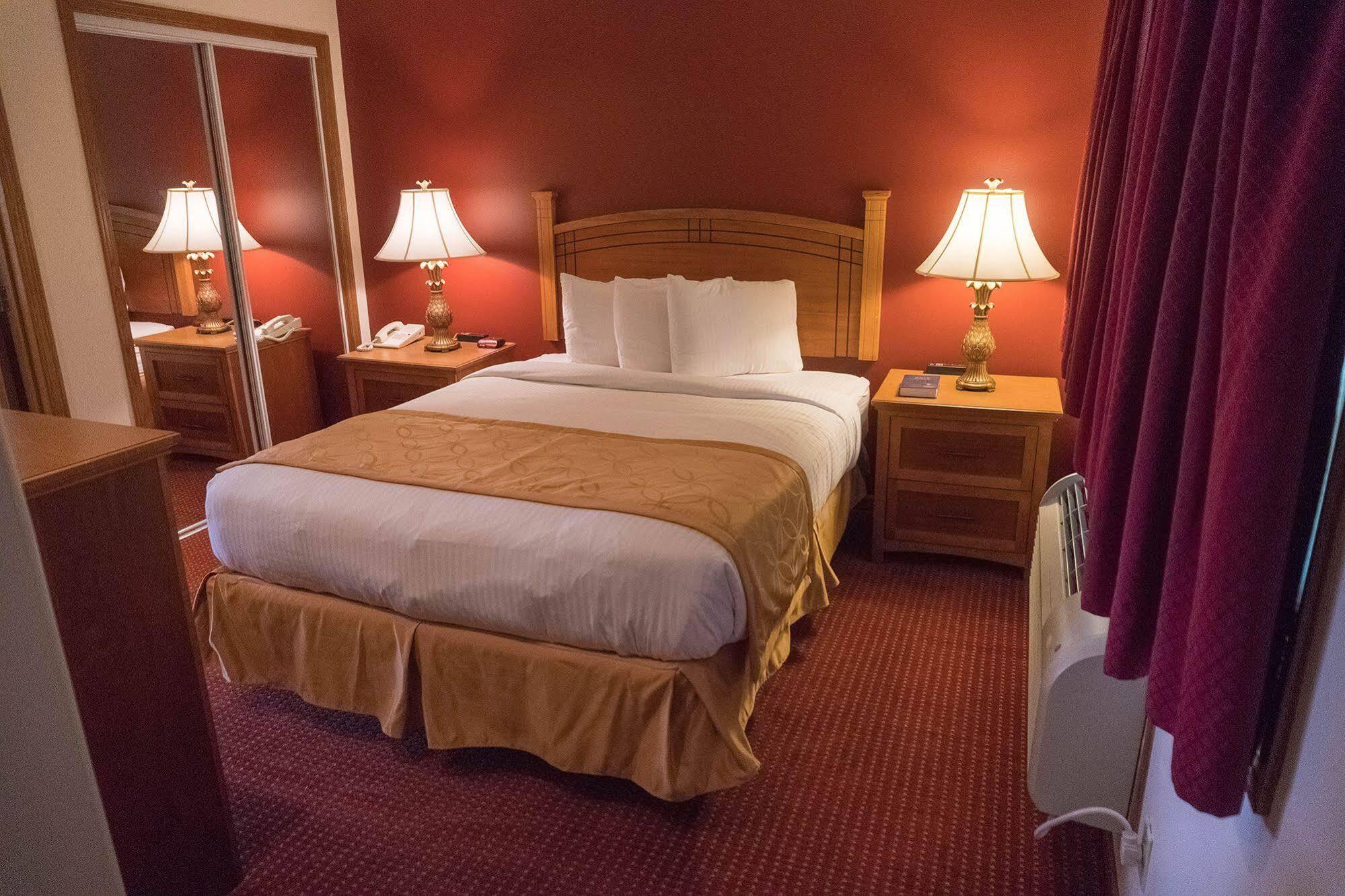 Shepherd Mountain Inn & Suites Pilot Knob エクステリア 写真